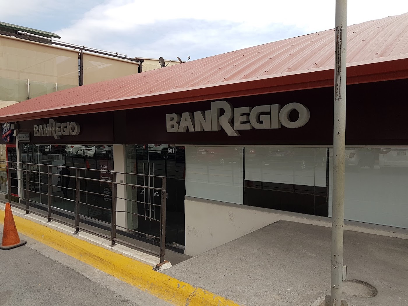 Banregio en Plaza La Rioja, Carretera Nacional, Monterrey
