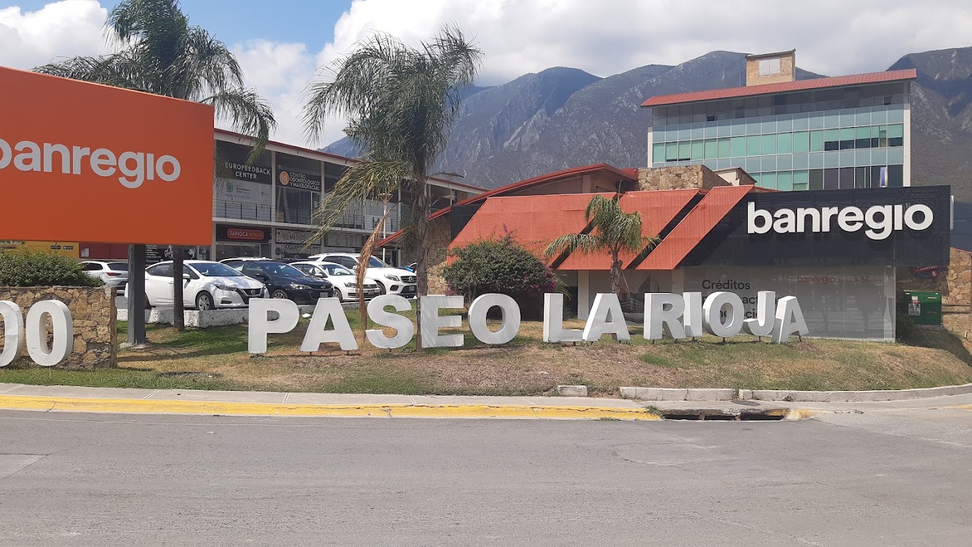 Banregio en Plaza La Rioja, Monterrey