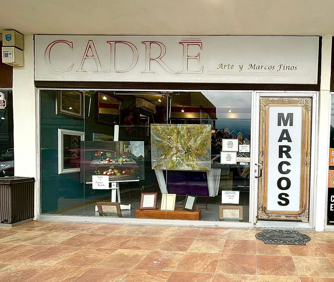 CADRE (Cuadros Finos) en Plaza La Rioja, Carretera Nacional, Monterrey