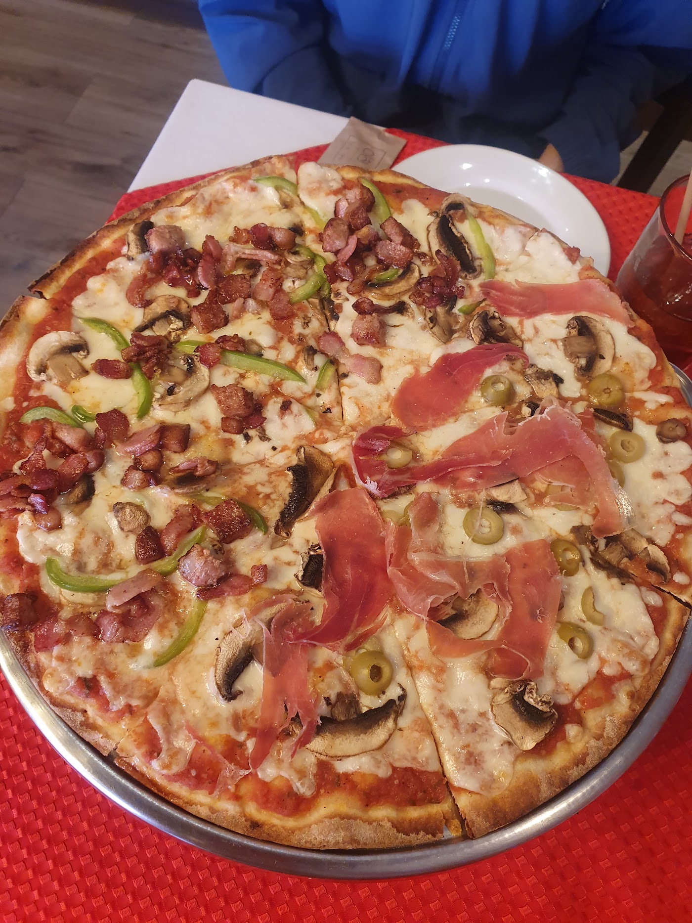 Pizza capricciosa con jamon serrano en Da Noi La Rioja