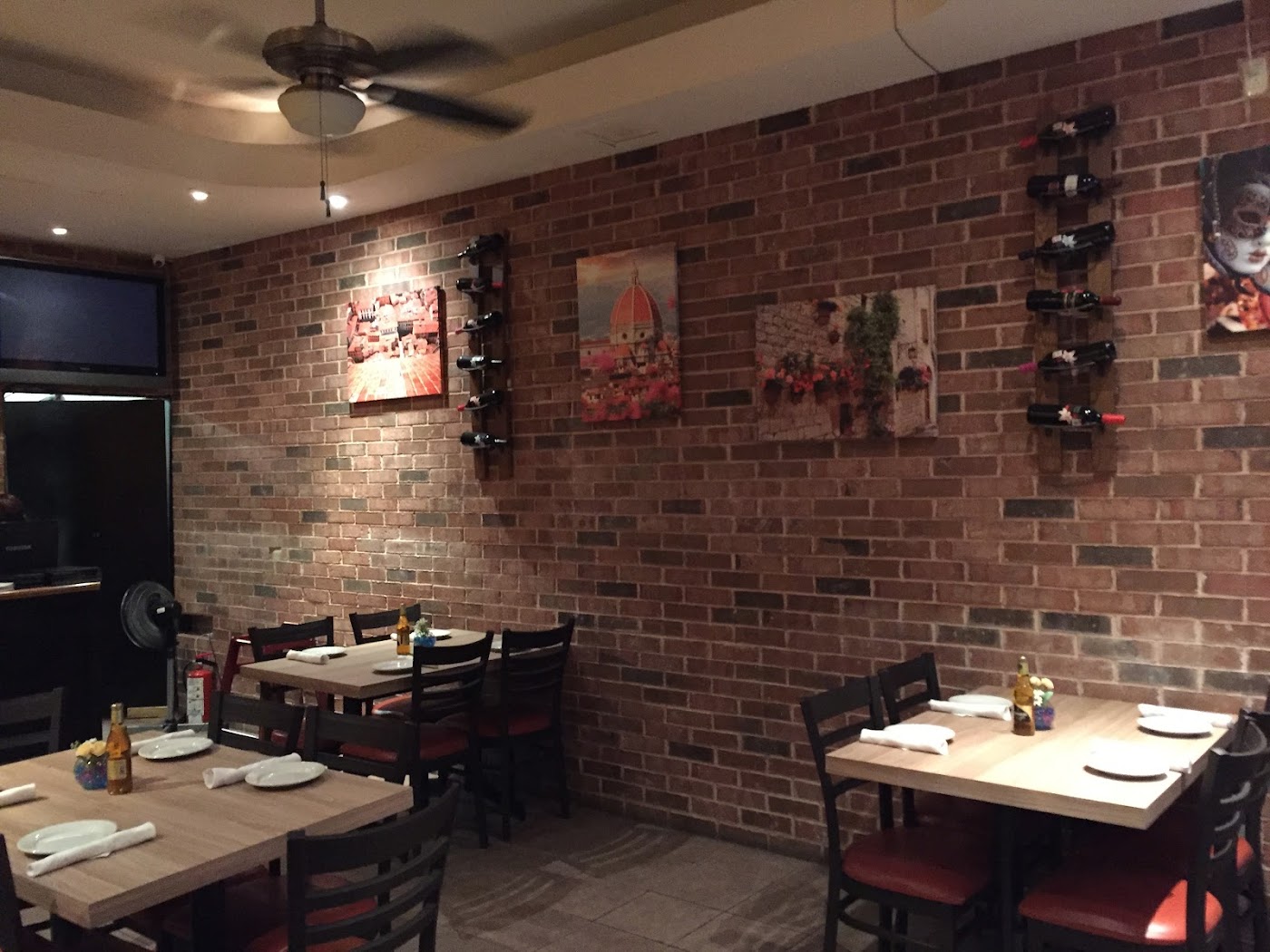 Interior del restaurante italiano Da Noi en Plaza La Rioja, Monterrey