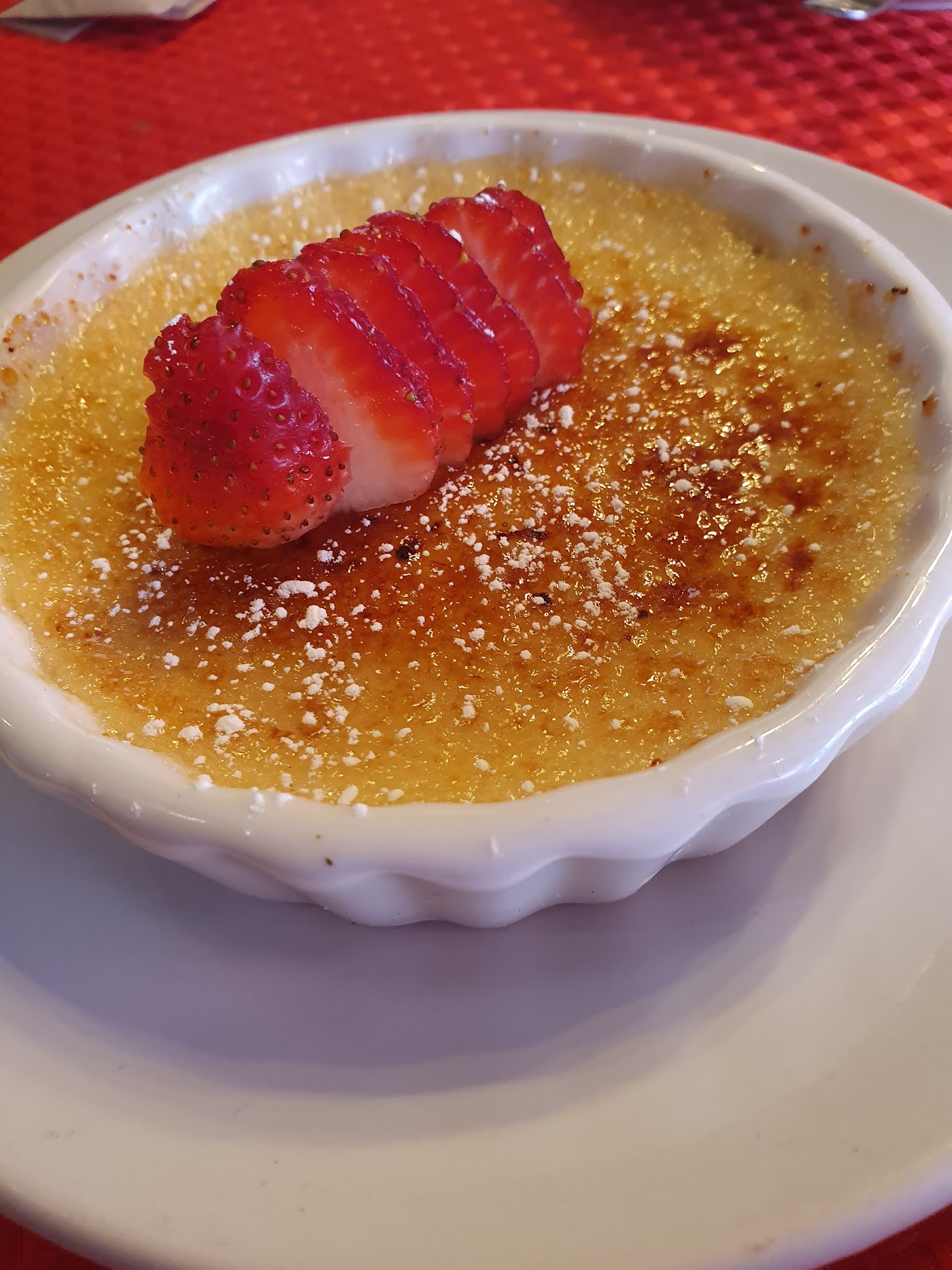 Creme brulee con fresas en Da Noi Monterrey