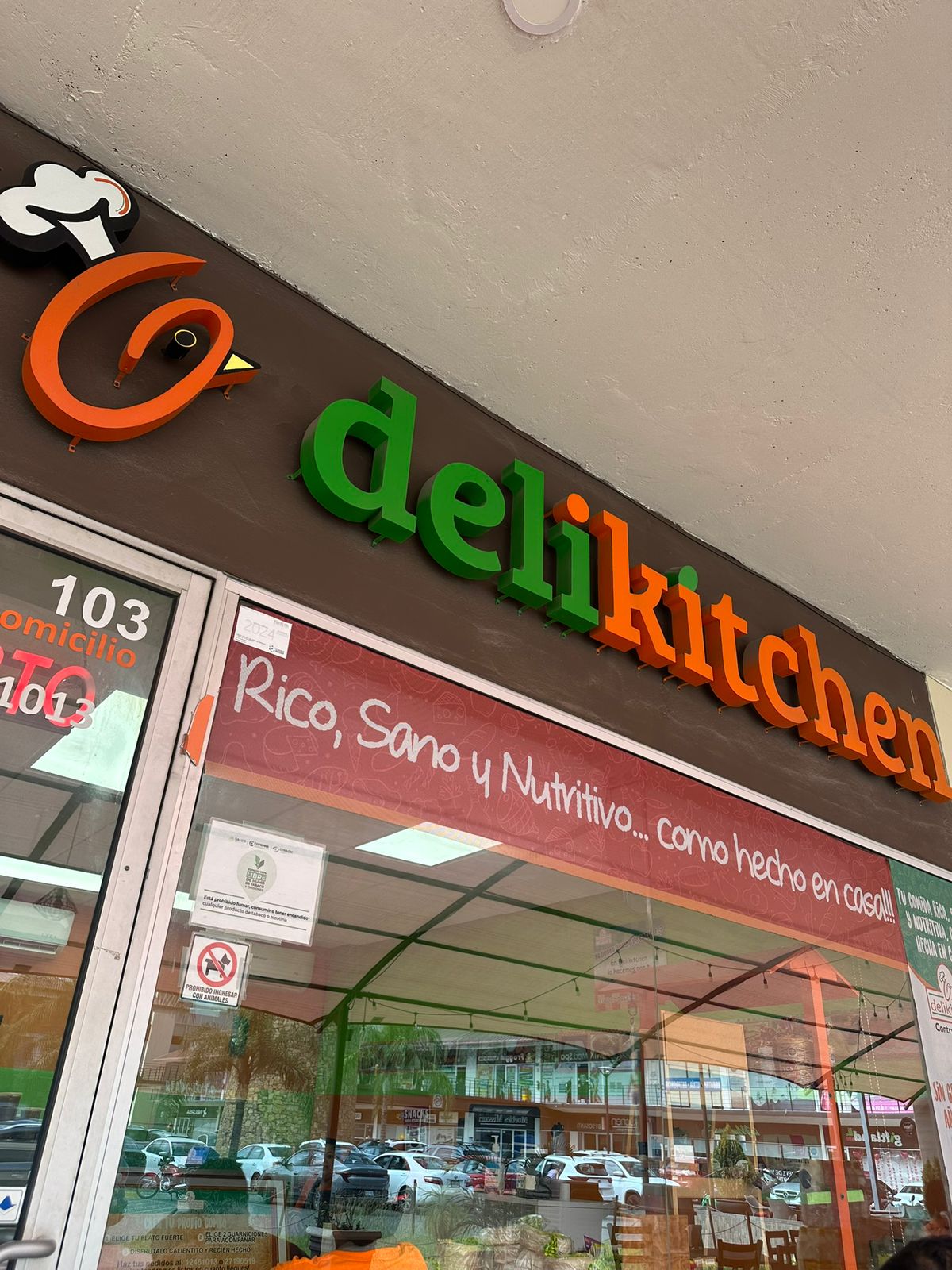 Delikitchen en Plaza La Rioja, Carretera Nacional, Monterrey