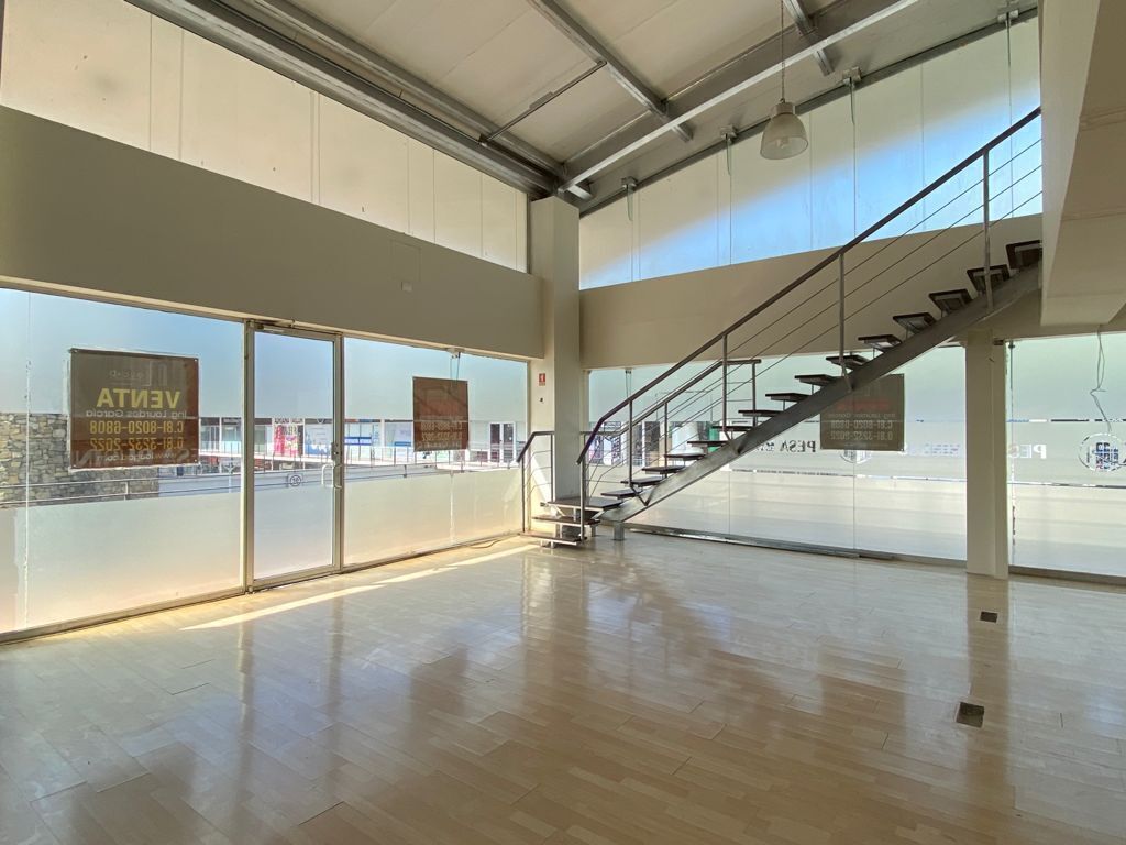 Interior de local comercial con doble altura