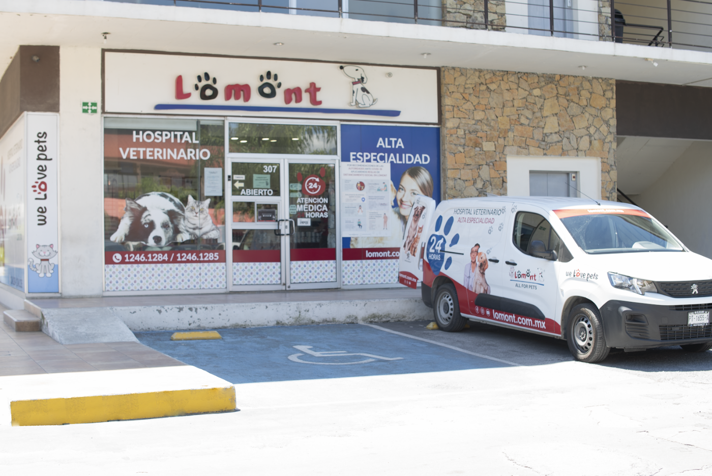 LOMONT | All for Dogs en Plaza La Rioja, Carretera Nacional, Monterrey