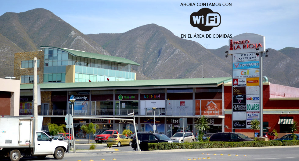 Fachada principal con letreros de locales - vista desde Carretera Nacional