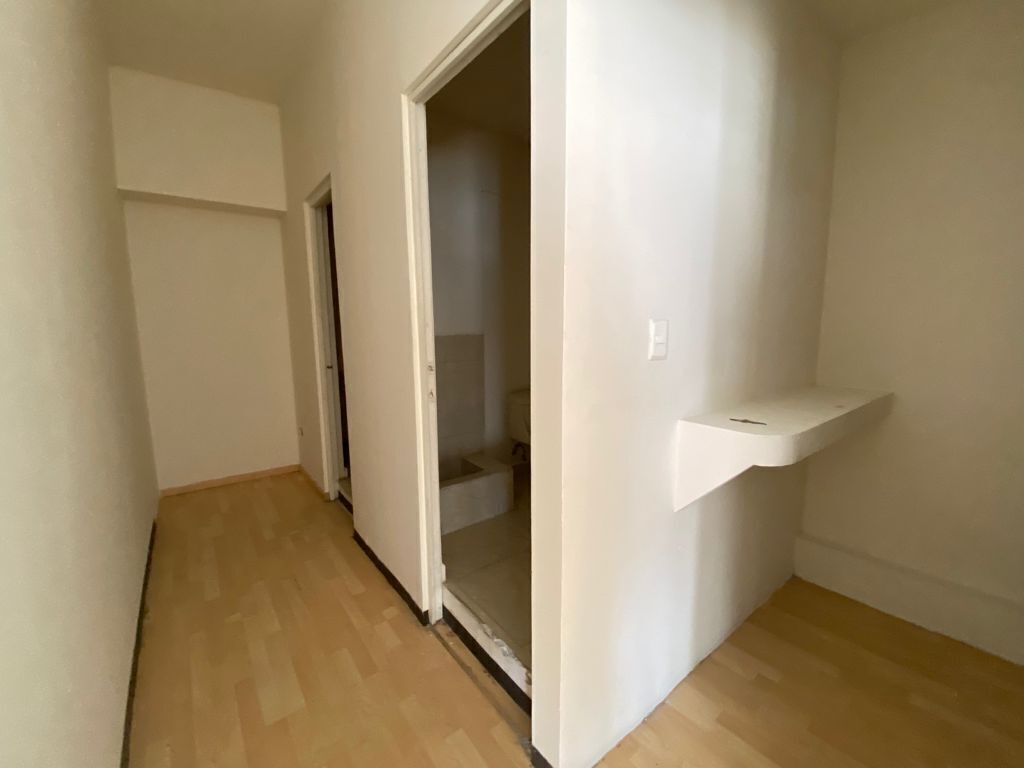 Pasillo entre locales