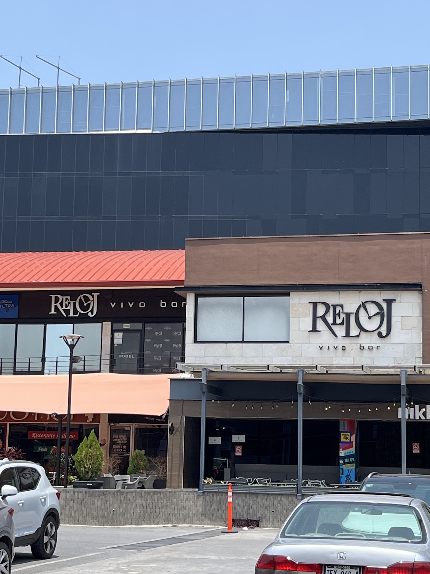 Reloj Vivo Bar en Plaza La Rioja, Carretera Nacional, Monterrey
