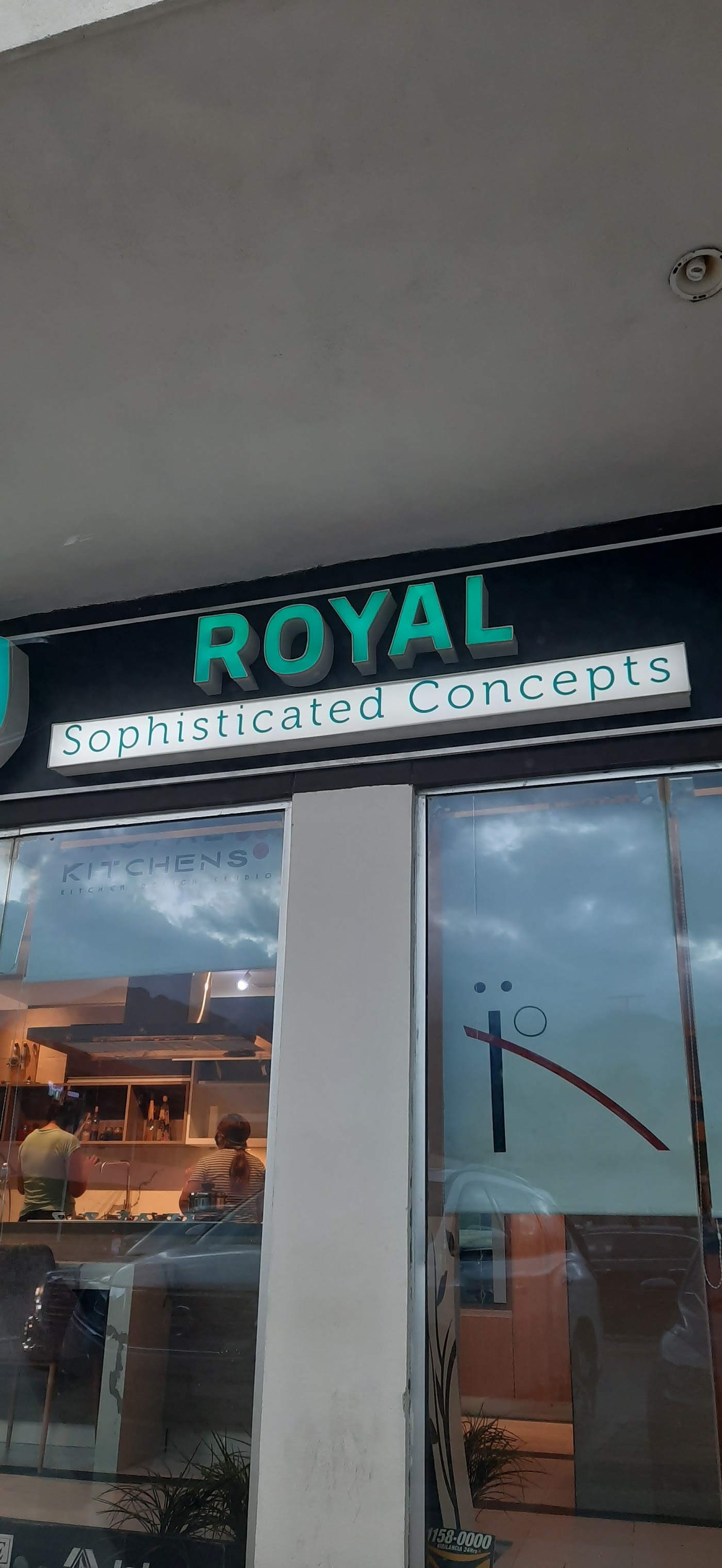 Royal Kitchens en Plaza La Rioja, Carretera Nacional, Monterrey