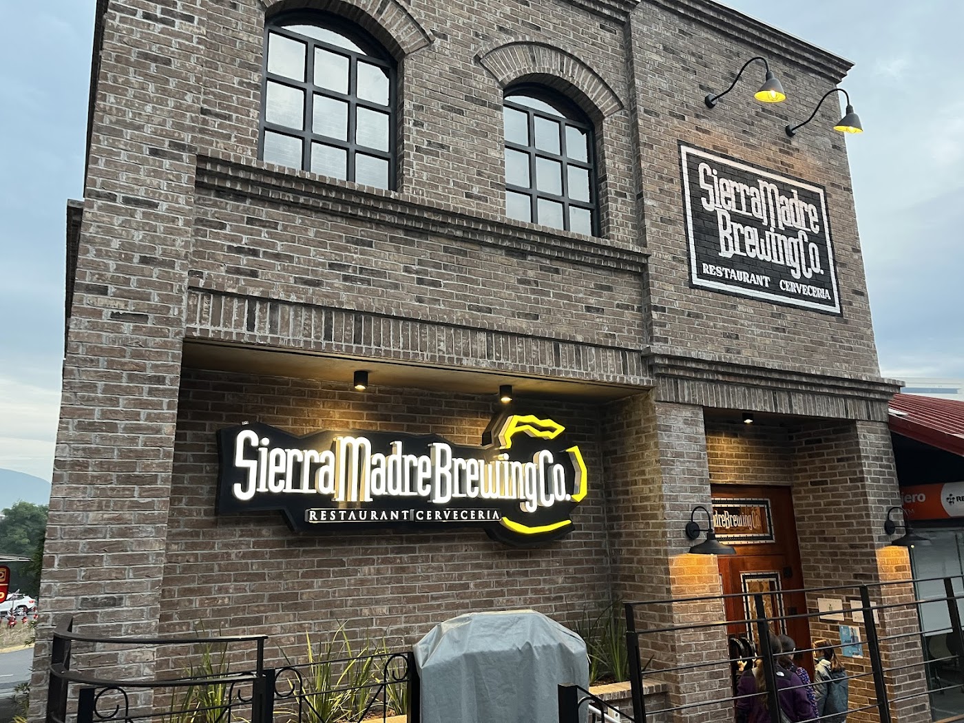 Sierra Madre Brewing Co La Rioja en Plaza La Rioja, Carretera Nacional, Monterrey