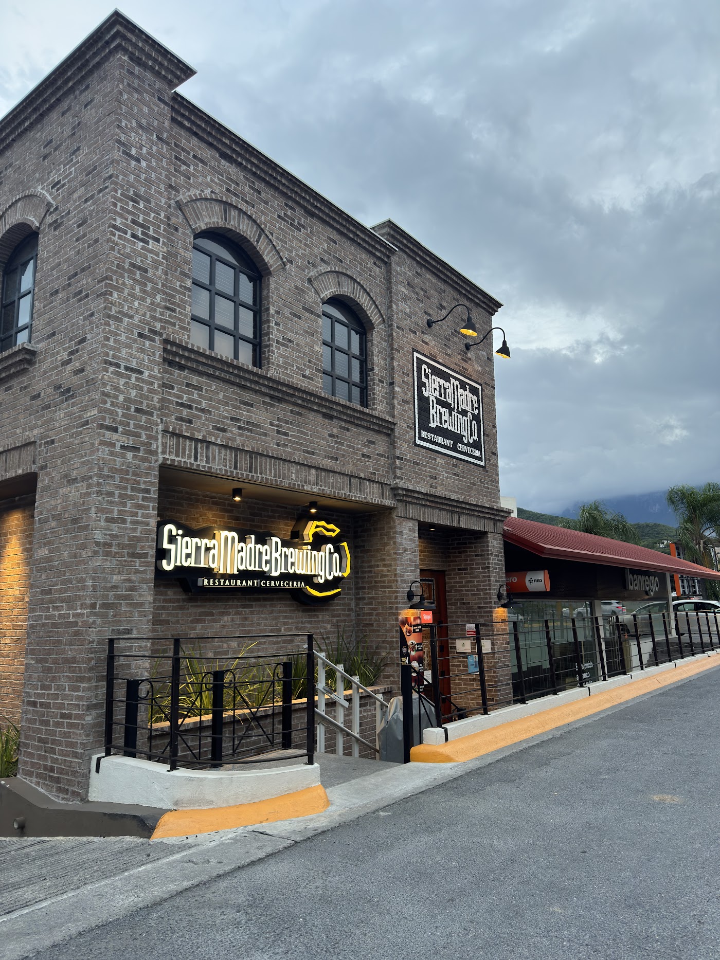 Sierra Madre Brewing Co La Rioja en Plaza La Rioja, Monterrey